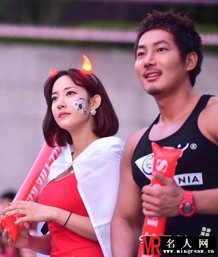韩国乳神风骚助威世界杯 足球宝贝卖萌耍可爱(1)