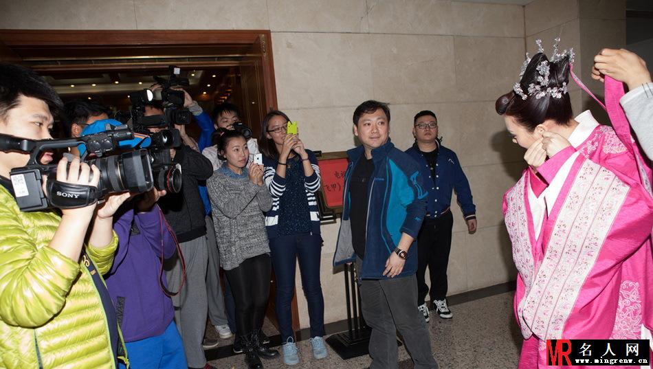 龙门飞甲媒体见面会 柳岩挺大肚古装亮相(1)