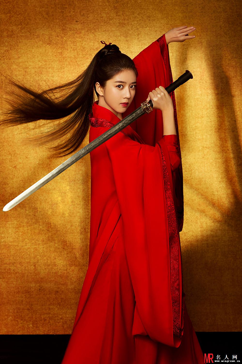 李凯馨古装写真 一袭红衣又美又飒(1)