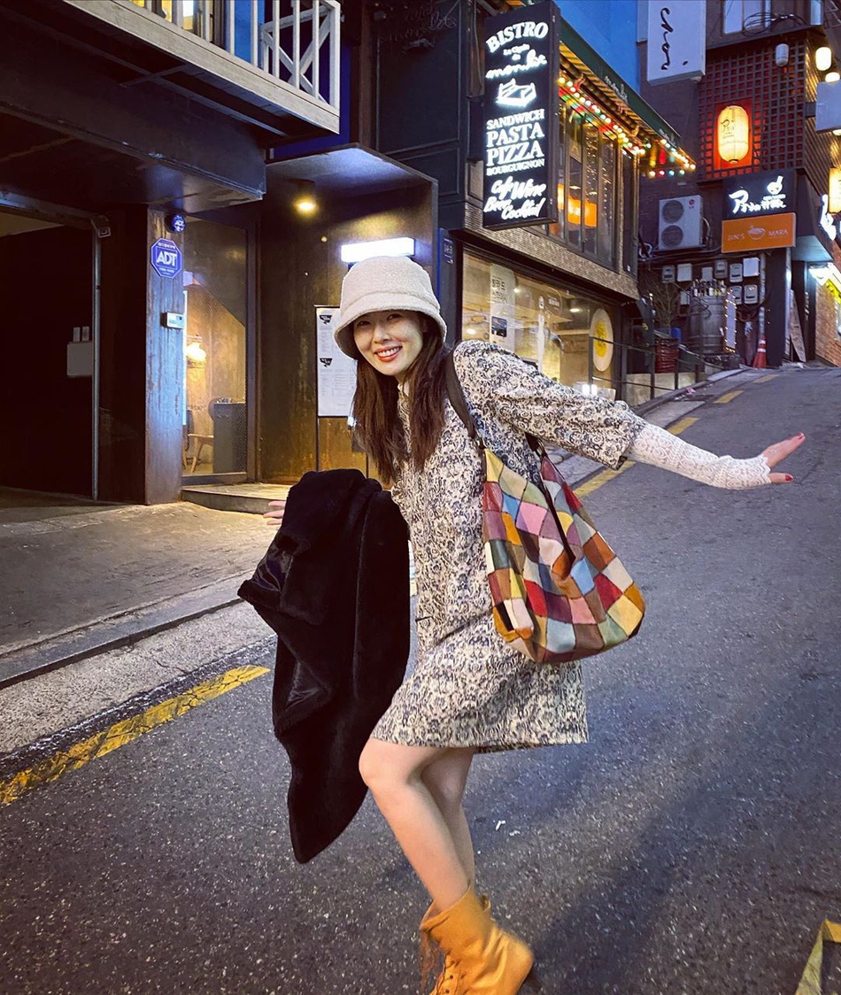 泫雅街拍元气十足 美腿又细又直(1)