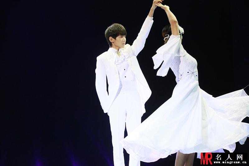 TFBOYS王源生日会白色西装帅气(1)