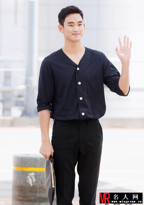 金秀贤全黑V领衫亮相机场 羞涩浅笑(1)