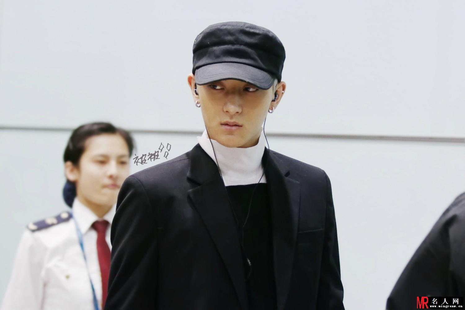 2014年4月EXO金浦飞北京机场时尚帅气写真黄子韬图片写真(1)
