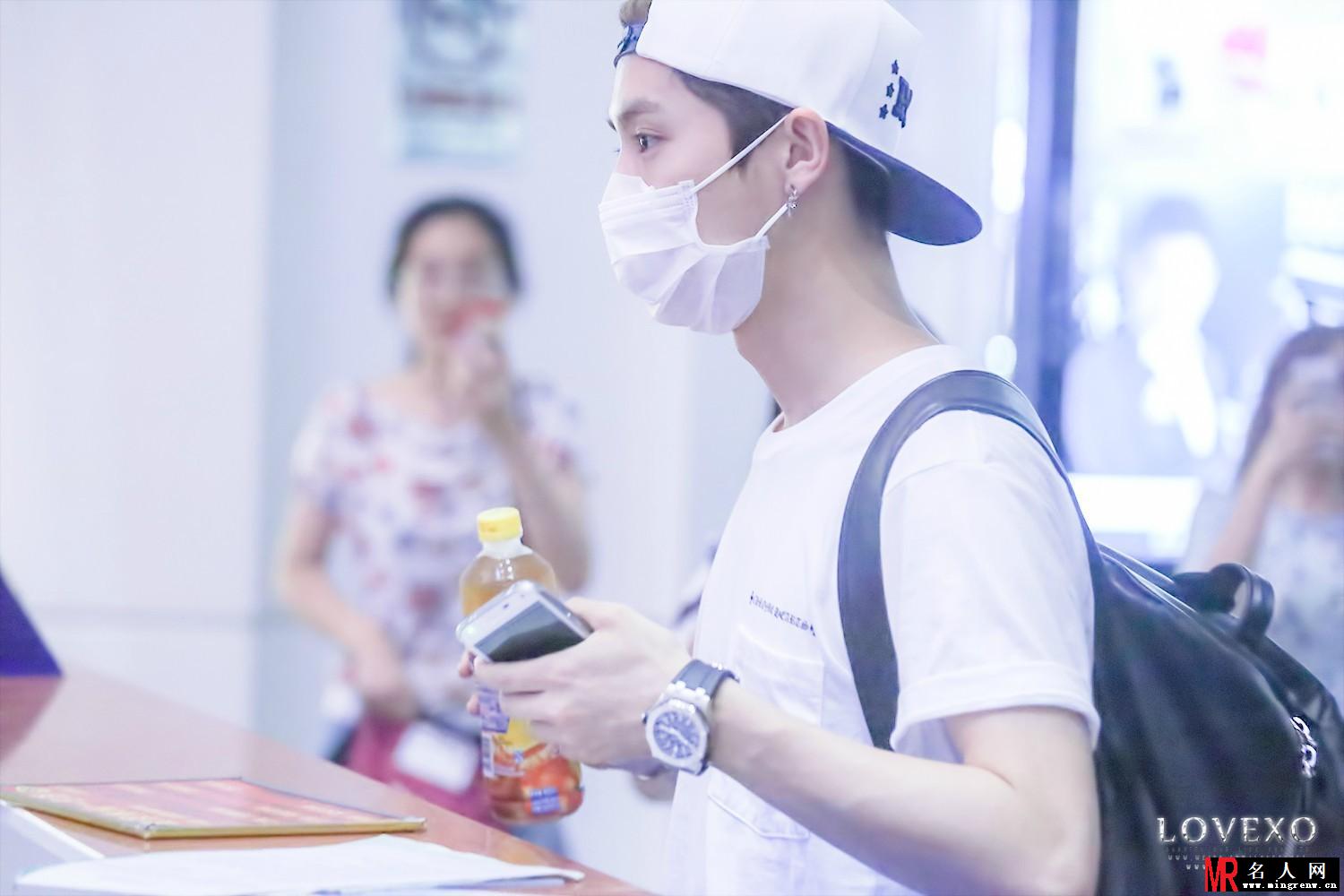 2014年7月EXO上海飞北京机场时尚帅气写真鹿晗图片(1)