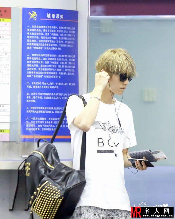 2014年7月EXO北京飞韩国金浦机场写真鹿晗图片 小王子阳光帅气(1)