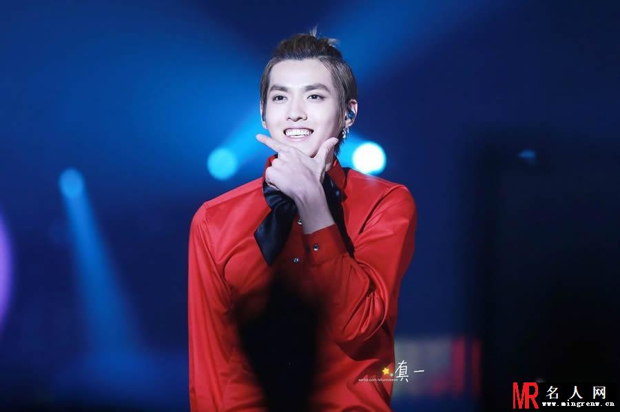 吴亦凡2013年韩国SM WEEK活动红色衬衣扎小辫颜值逆天卖力表演(1)