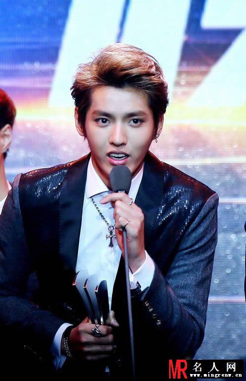 吴亦凡2013年百度沸点获奖 手持奖杯帅气发表获奖感言(1)