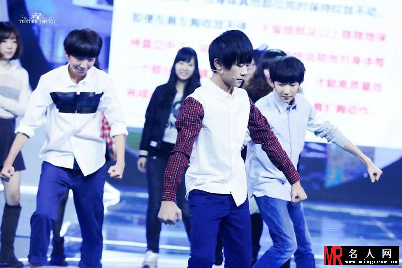 TFBOYS《中国文艺》三人合照 精彩表演带动全场(1)