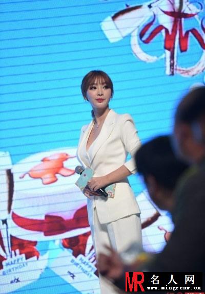 乳神柳岩性感深V装魅惑观众双眼 主持节目观众欢呼(1)