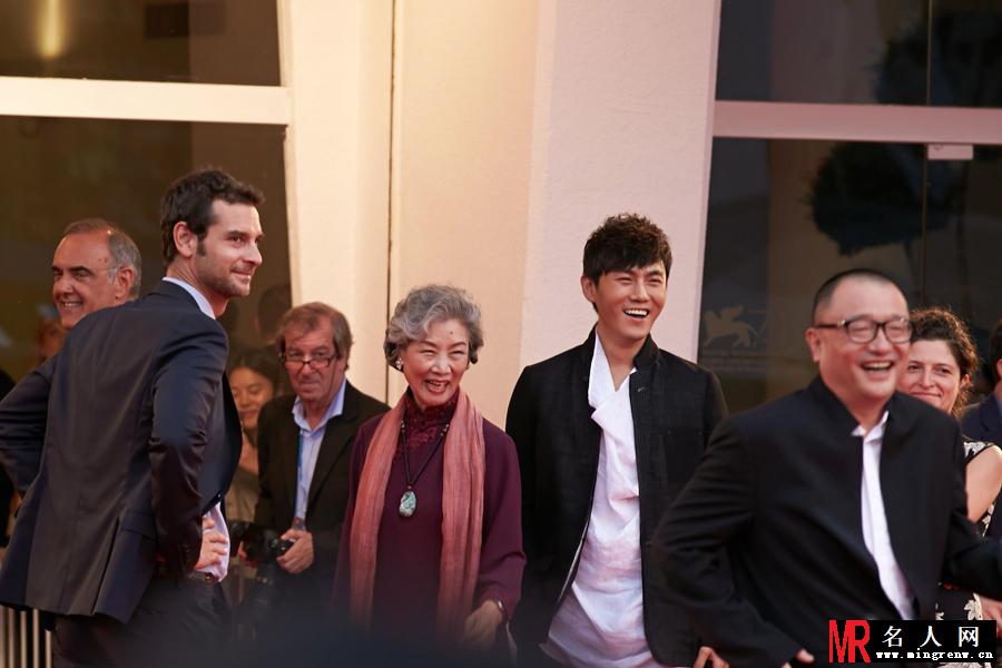 秦昊现身威尼斯电影节红毯 笑容满面显亲和(1)