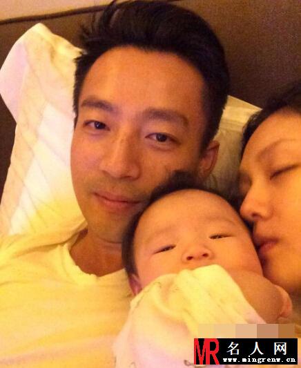 汪小菲微博晒全家福 大S甜蜜亲吻女儿(1)