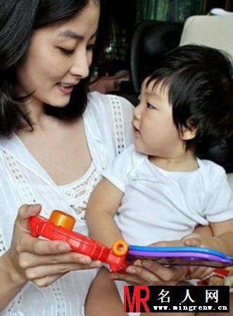 辣妈萌宝亲子装欢乐来袭 李小璐嘟嘴亲女儿(1)