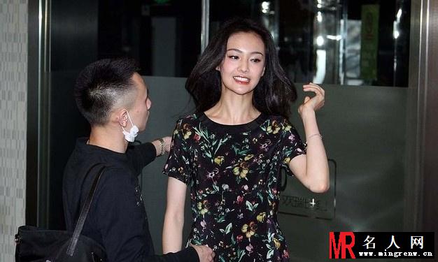 郑爽亮相称单方面公开恋情不对 疑被张翰责怪(1)