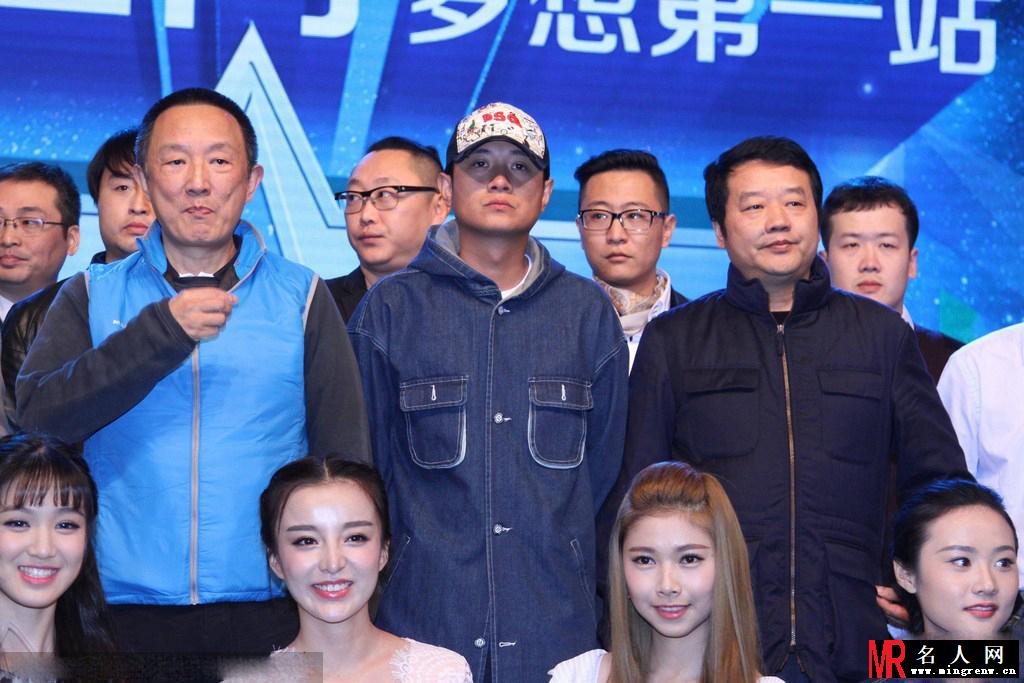 文章吐舌卖萌 捞金全程戴帽显高冷(1)