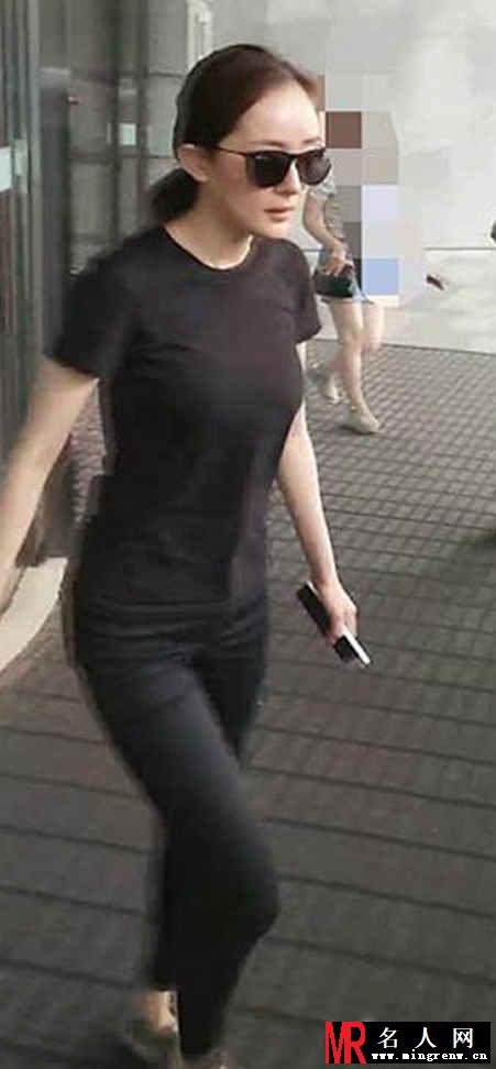 杨幂变黑衣人现身酒店 素颜黑超遮面酷帅(1)