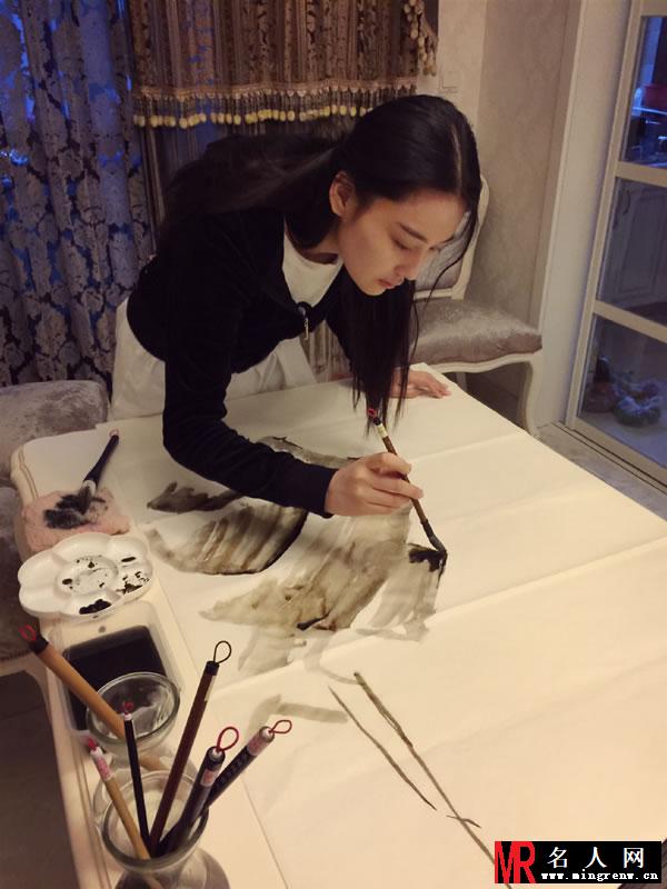 张馨予曝画国画全过程 安静文艺贤惠而有才华(1)