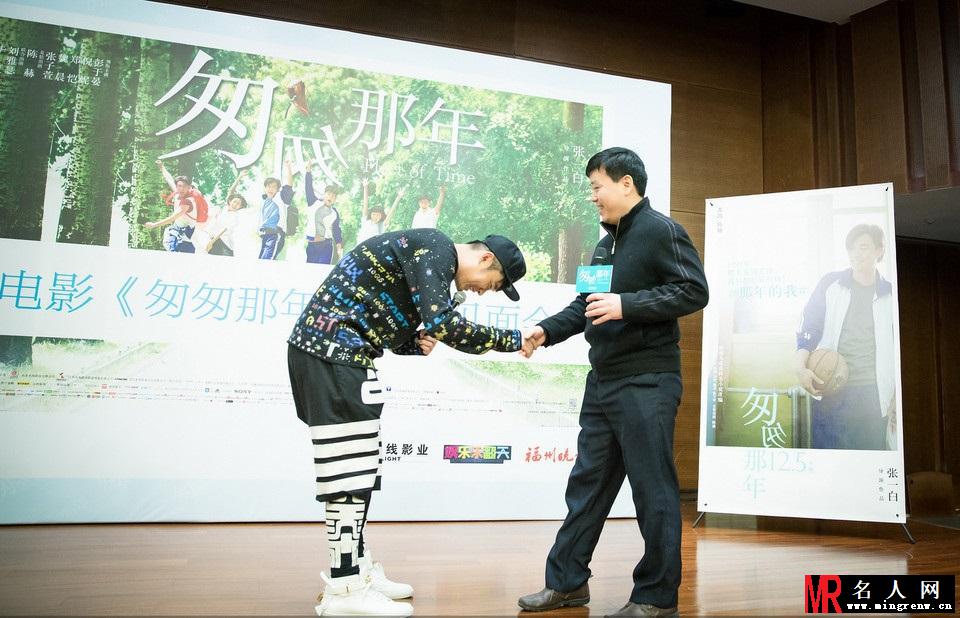 张一白携陈赫来福州宣传《匆匆那年》现场玩自拍(1)