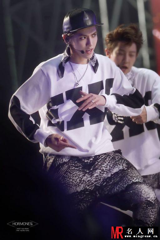 吴亦凡2013年SBS舞台演唱帅气时尚潮范十足(1)