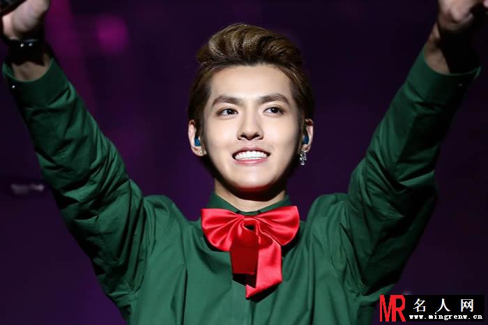 吴亦凡帅气亮相韩国SM公司SM week活动绿色上衣搭配大红蝴蝶结玩转时尚(1)