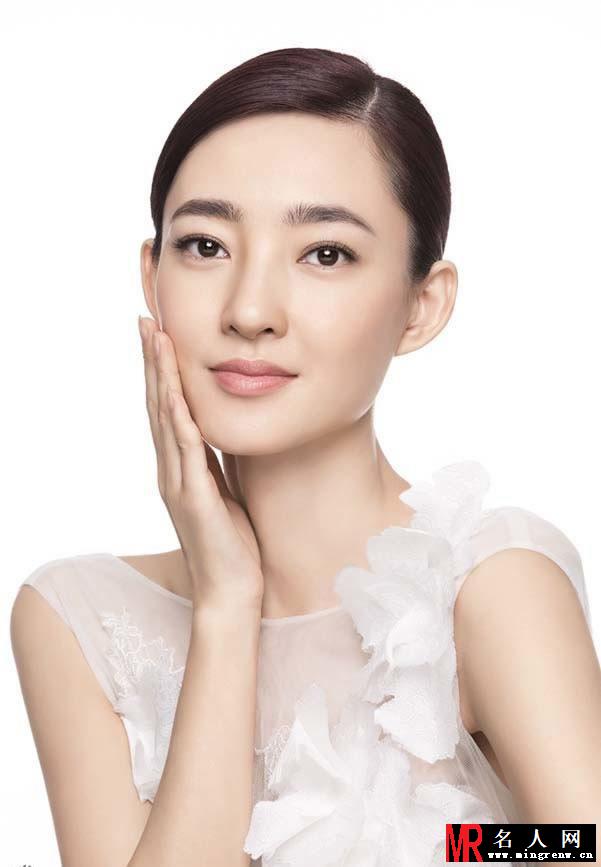 王丽坤置身花海拍写真 尽展温婉娴静之美(1)