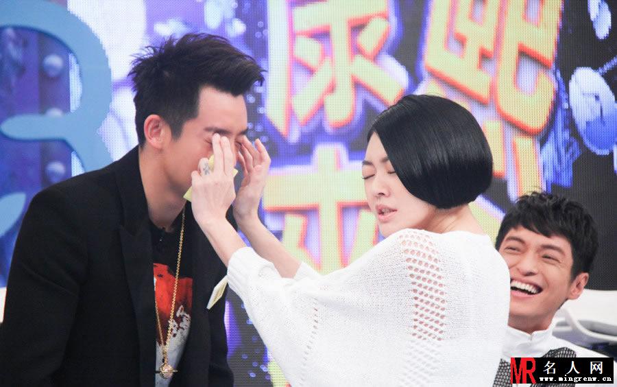 郑恺做客康熙来了 被小S双手抚摸(1)