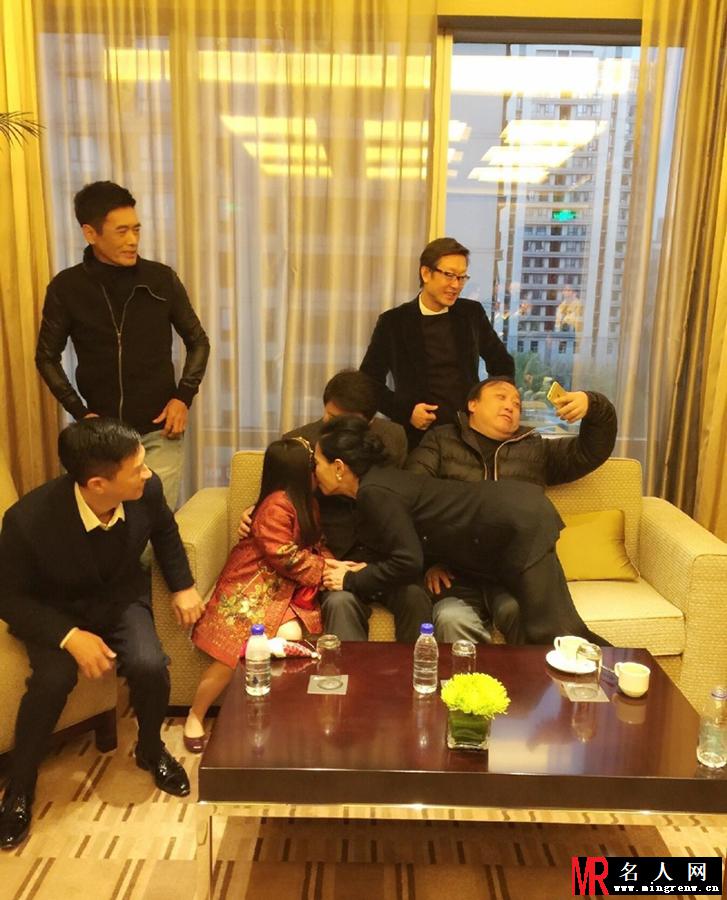 周润发环抱王诗龄 小公主尽显大牌范(1)