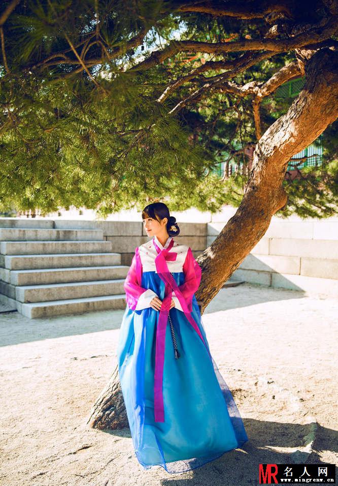 金莎韩服写真 嘟嘴卖萌讨喜(1)
