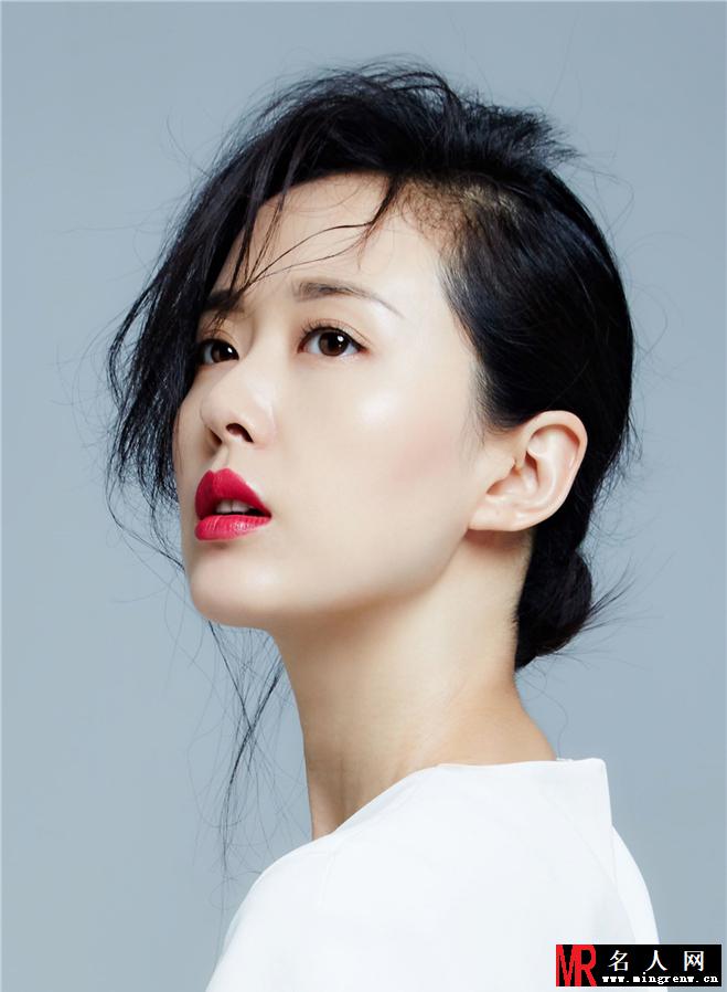 颜丹晨空灵写真 性感红唇彰显个性女人味(1)