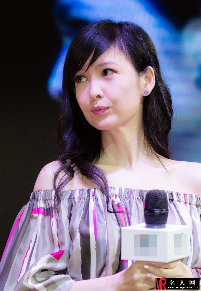 周慧敏花裙现身捞金 不老女神引围观(1)