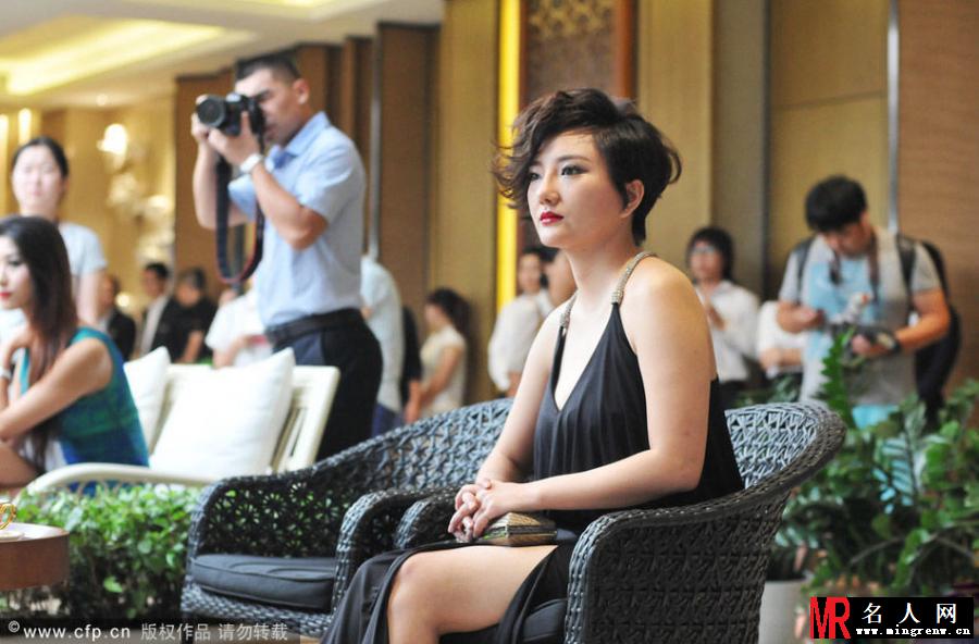 前超女王梓整容后首次露面 浓妆艳抹酷似大妈(1)