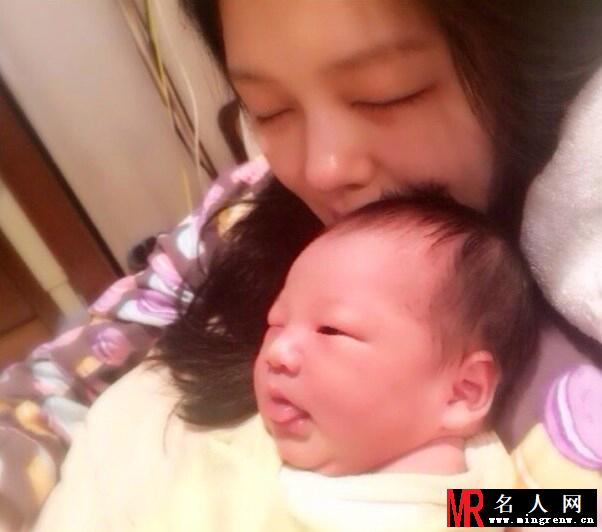 汪小菲微博晒全家福 大S甜蜜亲吻女儿(1)