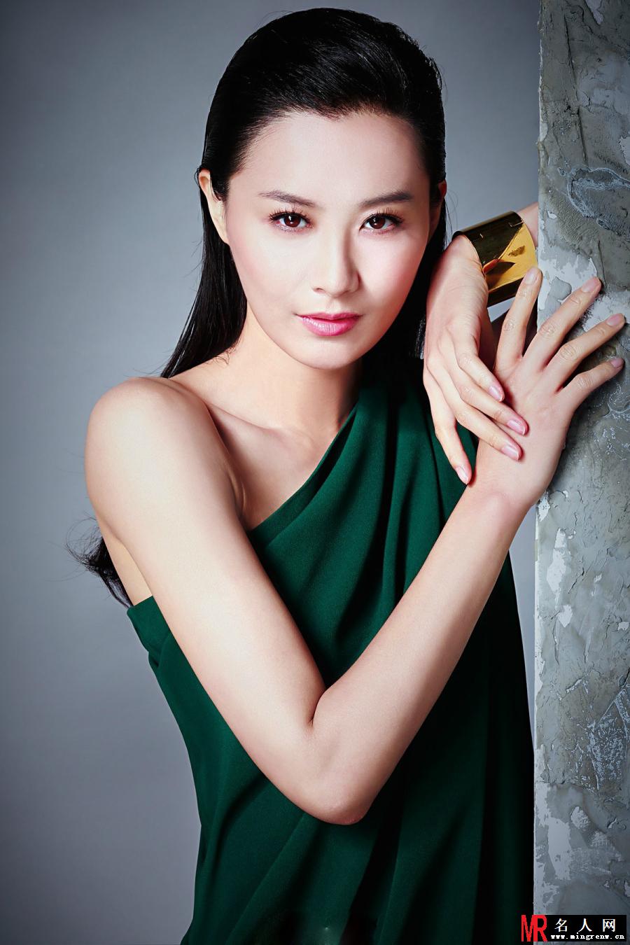 陈法拉熟女写真 性感秀香肩美背(1)