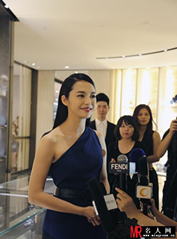 姚晨优雅亮相精品店开幕 宝蓝华服映衬俏佳人(1)