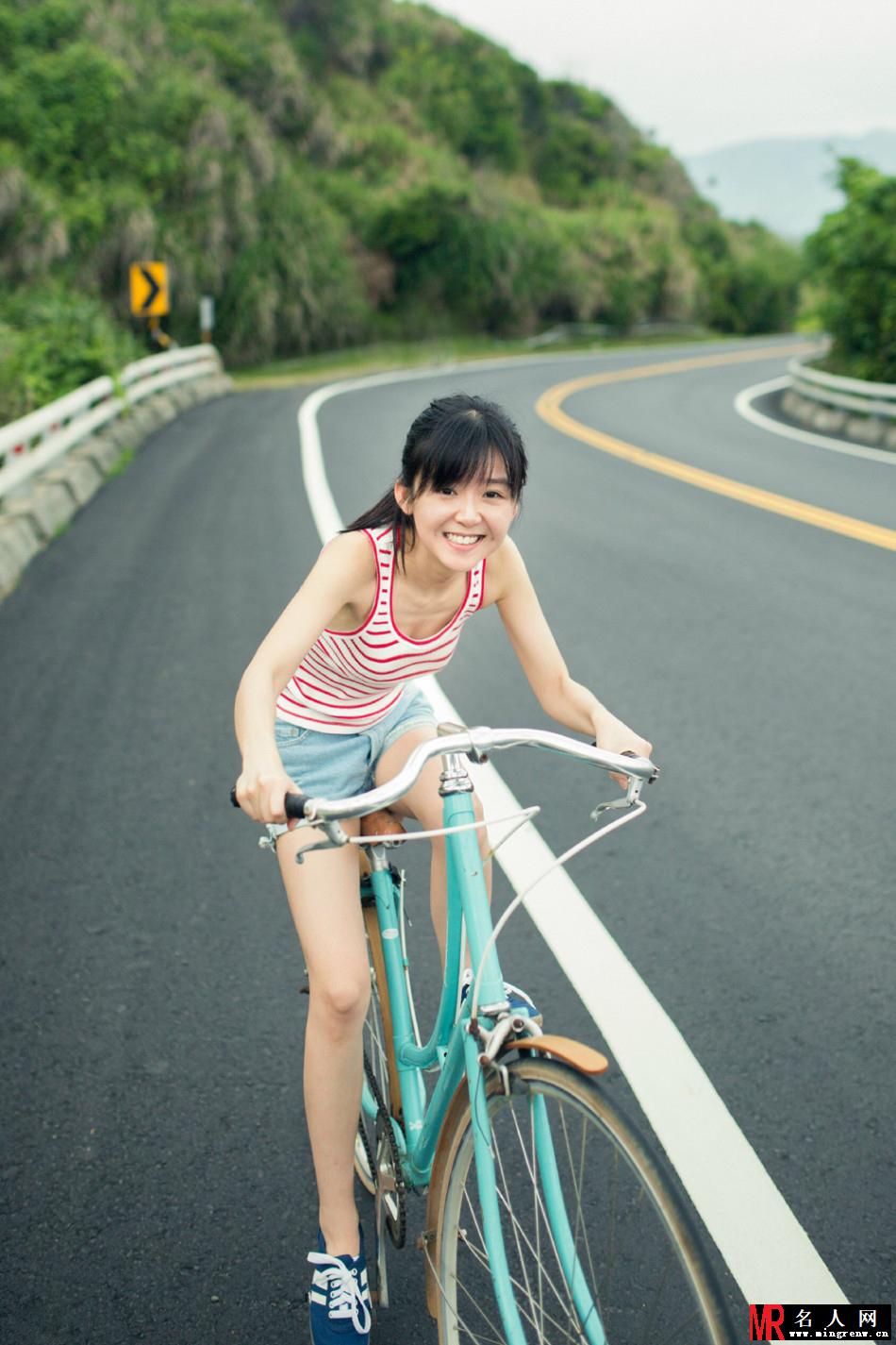 宋伊人公路写真 单车少女上演速度与激情(1)