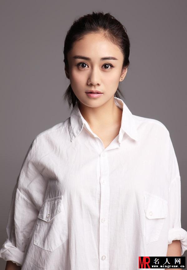 刘芸白衣写真曝光 甜辣女神萝莉脸御姐心(1)