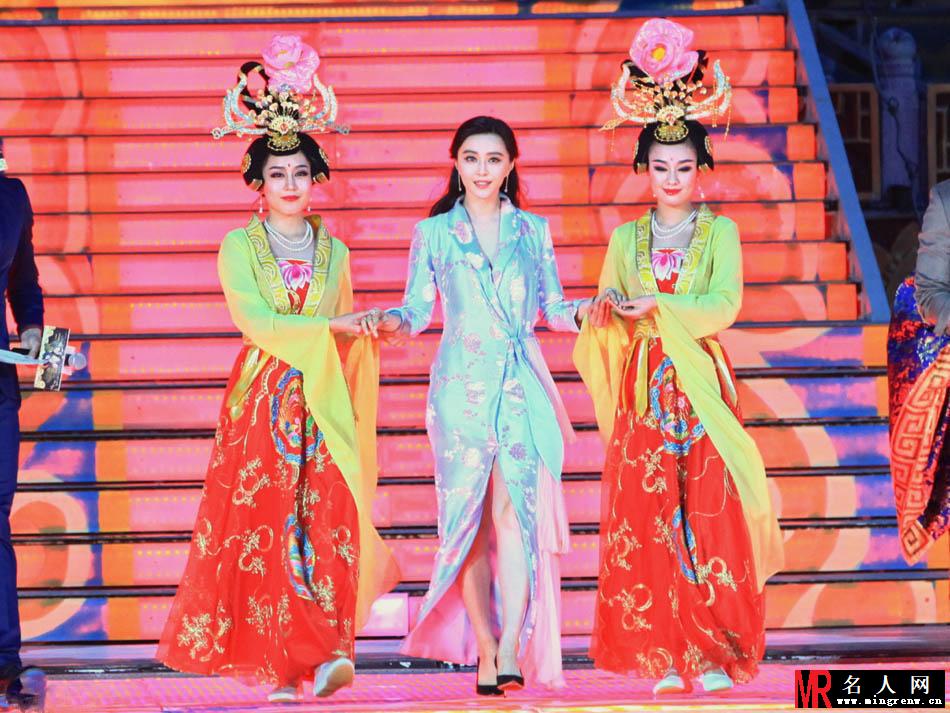 范冰冰现身《杨贵妃》首映礼 获赠60万礼服(1)