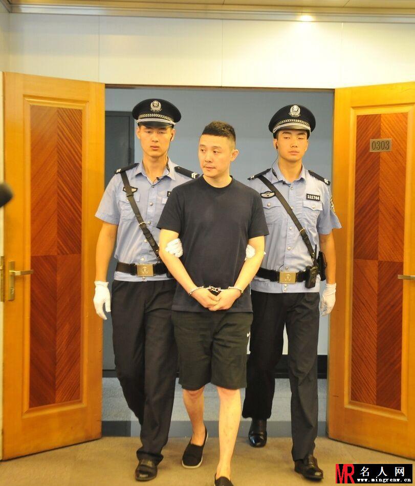 张博容留张博吸毒案将开庭 被提押至法院(1)