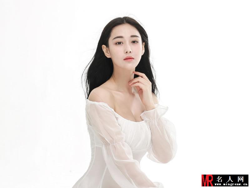 张馨予曝光一组淑女范写真 纯白连衣裙大秀酥胸(1)