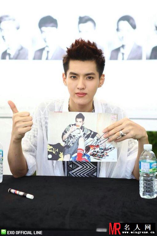 2013年EXO韩国釜山海云台签售吴亦凡图片 亲和力十足帅气阳光(1)