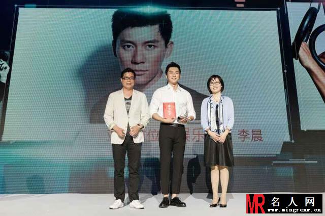 2015年京东明星送惊喜 李晨黑超遮面(1)
