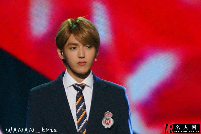 吴亦凡2013年上海演唱会帅气演唱 逆天颜值引众粉丝欢呼(1)