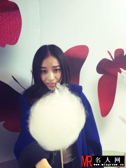 倪妮2014私密生活照 女神变成女神经吃棉花糖(1)