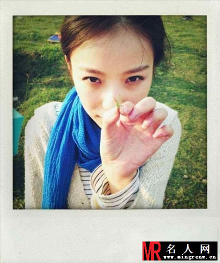倪妮2013生活照大合辑 天真可爱徒手抓蛐蛐(1)