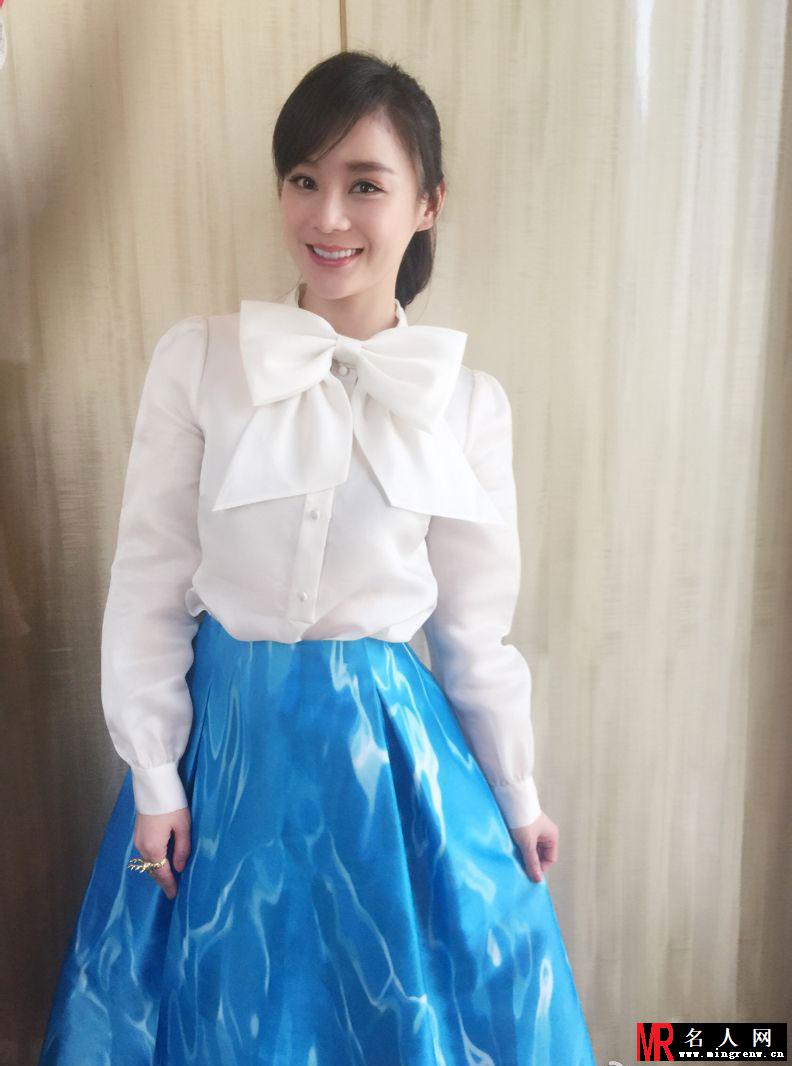 袁姗姗私服小搭 蝴蝶结清纯出镜笑容明媚(1)