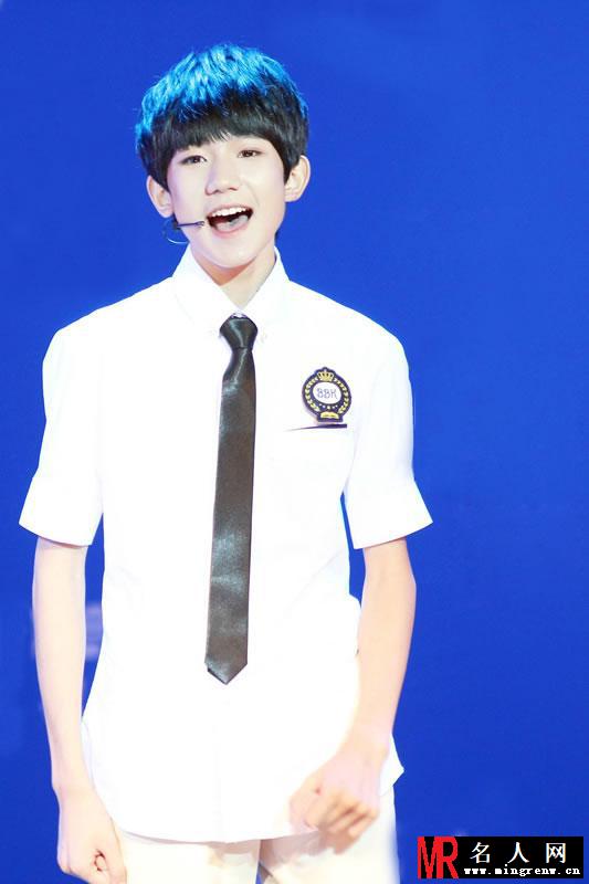 TFBOYS王源衬衫写真 卖萌耍帅都惹人爱(1)