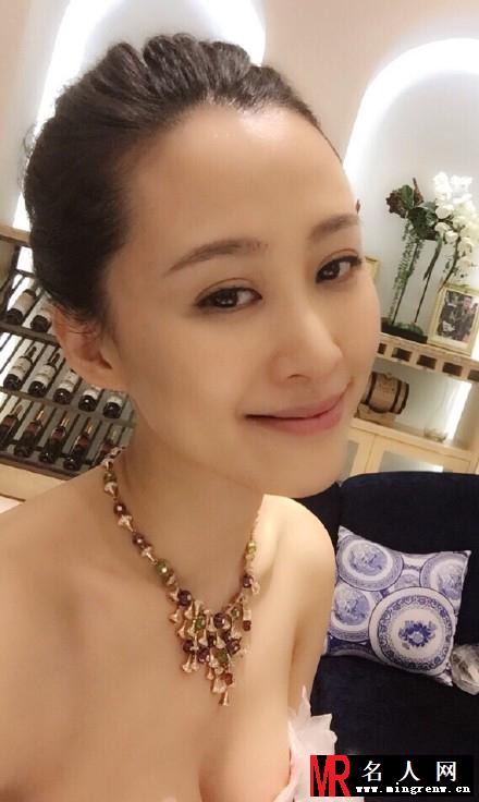 张静静红唇烈焰 露半乳演艺性感妩媚风(1)