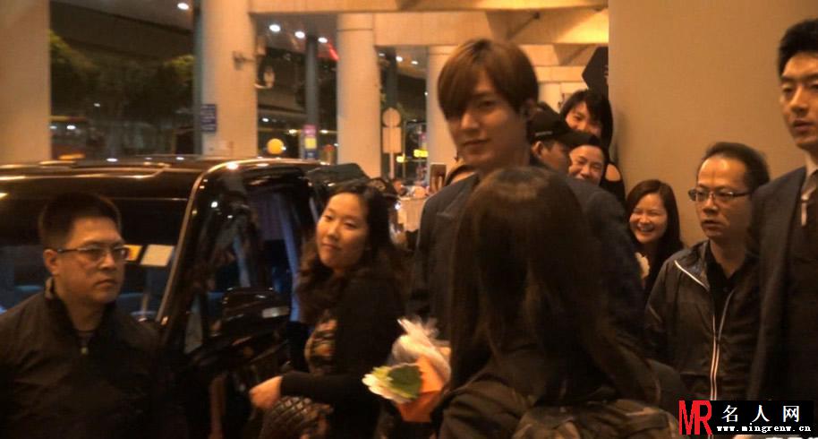 男神李敏镐裴秀智恋情不影响人气 抵港获大批粉丝热情接机(1)