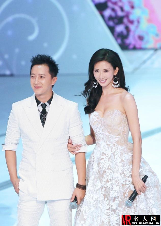 林志玲现身女神的新衣现场 挽韩庚秀身材(1)