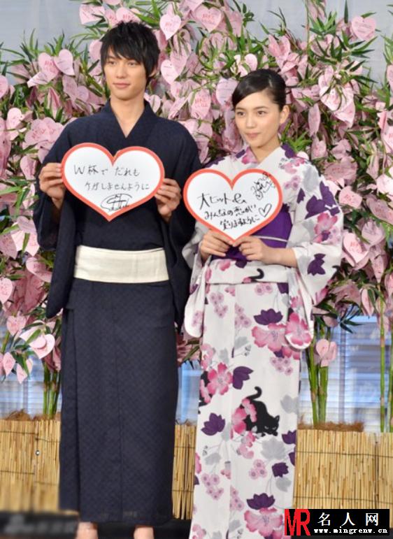 福士苍汰川口春奈着浴衣亮相秀恩爱(1)