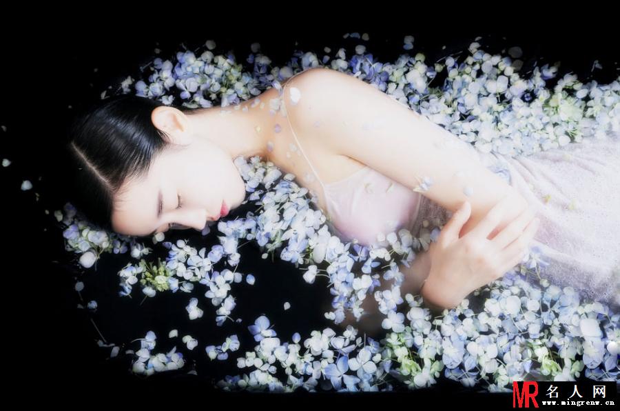 张辛苑水下空灵写真 素颜出镜浪漫唯美(1)